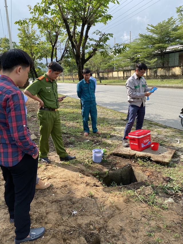 Đà Nẵng: Bắt quả tang công ty sản xuất giấy xả thải ra môi trường- Ảnh 1.