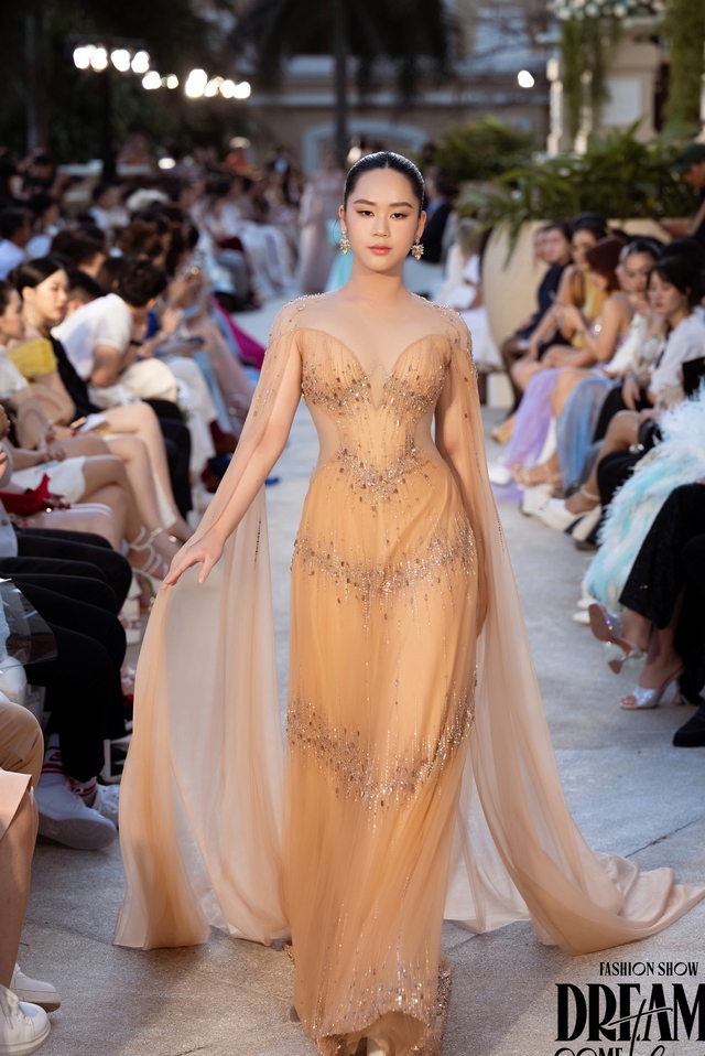 Khán giả Việt trầm trồ với màn diễn thời trang của 75 hoa hậu quốc tế- Ảnh 9.