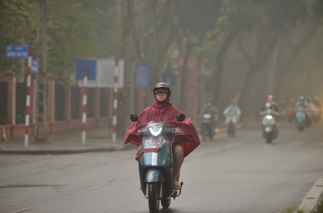 Hà Nội 'chìm' trong sương mù lúc sáng sớm, nhiều phương tiện bật đèn pha đi đường- Ảnh 2.