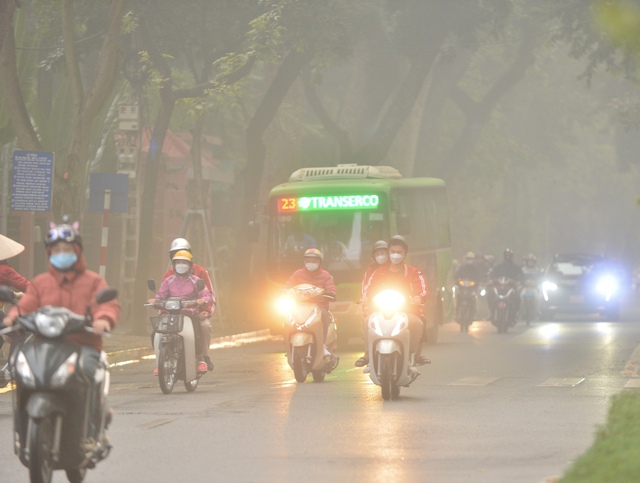 Hà Nội 'chìm' trong sương mù lúc sáng sớm, nhiều phương tiện bật đèn pha đi đường- Ảnh 6.