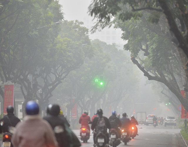 Hà Nội 'chìm' trong sương mù lúc sáng sớm, nhiều phương tiện bật đèn pha đi đường- Ảnh 3.