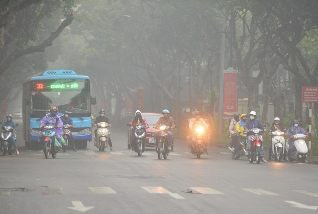 Hà Nội 'chìm' trong sương mù lúc sáng sớm, nhiều phương tiện bật đèn pha đi đường- Ảnh 4.