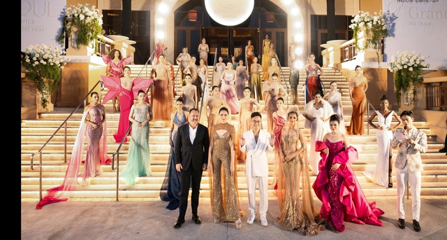 Khán giả Việt trầm trồ với màn diễn thời trang của 75 hoa hậu quốc tế- Ảnh 1.