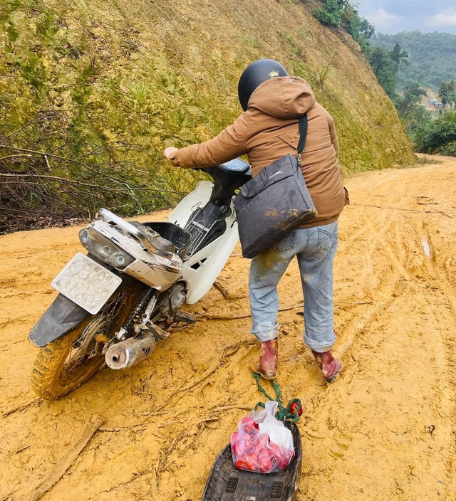 Hình ảnh cô giáo vùng cao vượt đường đầy bùn đất để đi dạy gây xúc động- Ảnh 1.