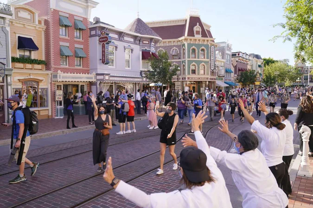 Bật mí hành trình khám phá thiên đường giải trí Disneyland - Ảnh 1.