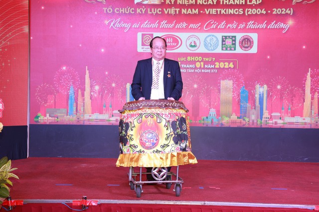 Đại sứ Ngô Quang Xuân nhận kỷ lục Việt Nam với Chuyện 'đi sứ' thời hội nhập- Ảnh 1.