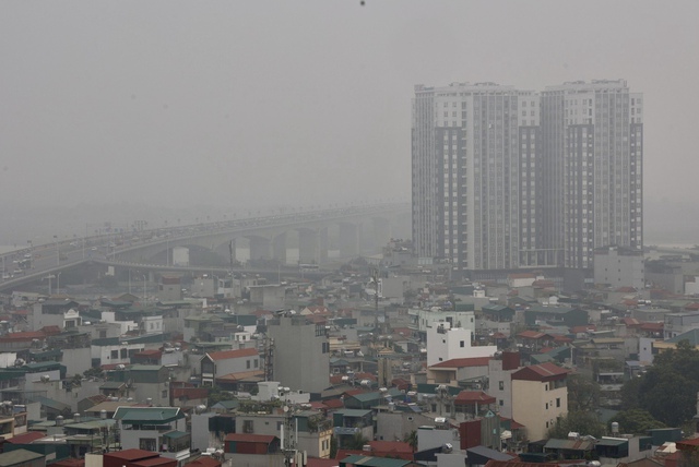 Hà Nội 'chìm' trong sương mù lúc sáng sớm, nhiều phương tiện bật đèn pha đi đường- Ảnh 12.