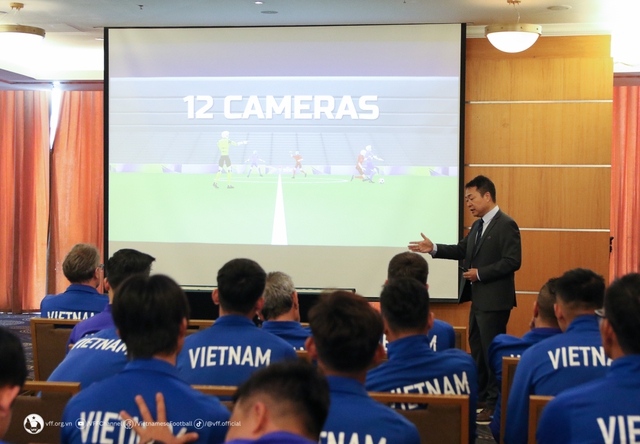 Đội tuyển Việt Nam ‘chạm ngõ’ công nghệ siêu hiện đại, HLV Troussier tươi tắn bất ngờ- Ảnh 3.