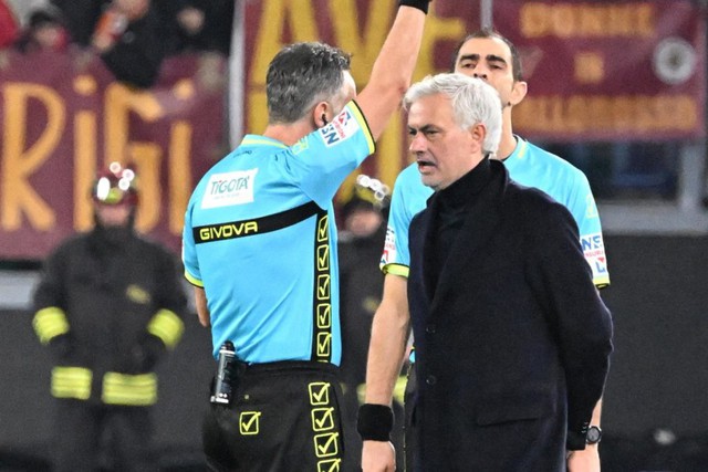 HLV Mourinho 'lập kỷ lục' nhận thẻ đỏ, bỏ họp báo sau trận hòa trước Atalanta- Ảnh 1.