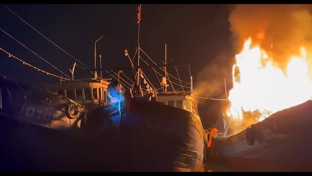 Đà Nẵng: Cháy 4 tàu cá neo đậu sát nhau- Ảnh 2.