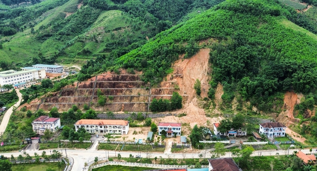 Sạt lở núi đe dọa nhiều trụ sở ở Quảng Ngãi- Ảnh 1.