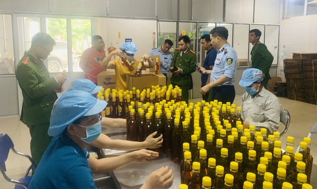 Đề nghị công an điều tra 4 doanh nghiệp làm giả 11.099 chai mật ong- Ảnh 1.