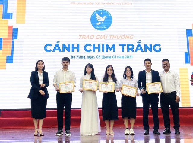 Sinh viên Đại học Đà Nẵng vui mừng nhận vé xe về quê đón tết- Ảnh 3.