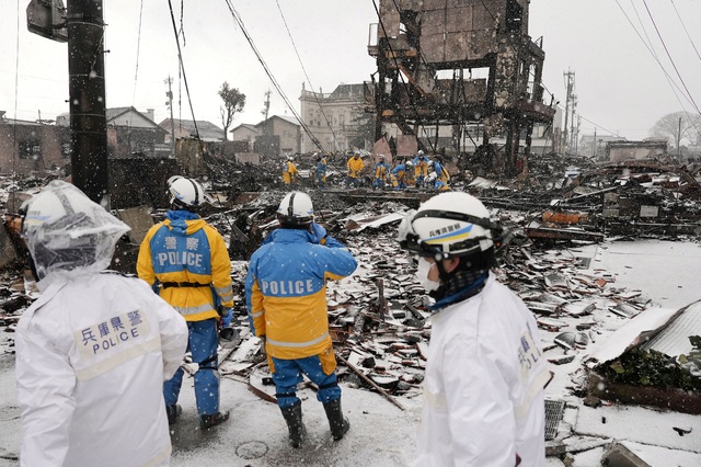 Nhật Bản: nạn nhân động đất tăng mạnh; nhiệt độ xuống mức đóng băng- Ảnh 1.