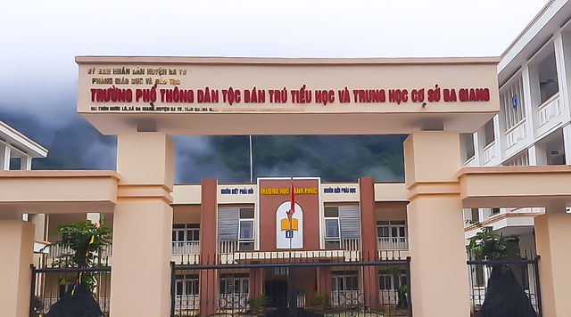 Trường phổ thông dân tộc bán trú tiểu học và THCS xã Ba Giang được đầu tư xây dựng mới, thuộc dự án đầu tư di dời Trung tâm hành chính xã Ba Giang (giai đoạn 2)