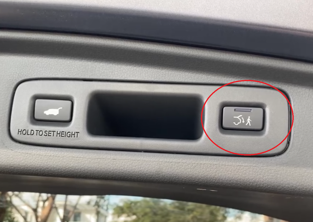 Nút bấm 'lạ' trên cốp xe Honda CR-V để làm gì?- Ảnh 1.