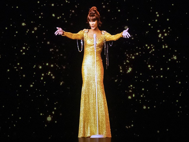 Hình ảnh được tạo bởi công nghệ Hologram của Whitney Houston từng bị chỉ trích vì các cử động cứng nhắc. Ảnh Global News