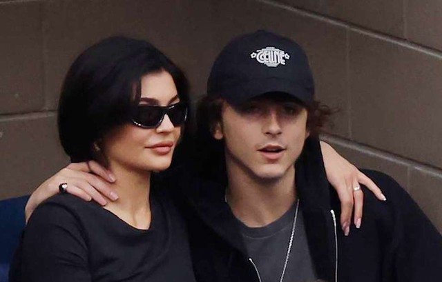 Kylie Jenner - Timothée Chalamet gây sốt với màn 'khóa môi' ở Quả cầu vàng- Ảnh 3.