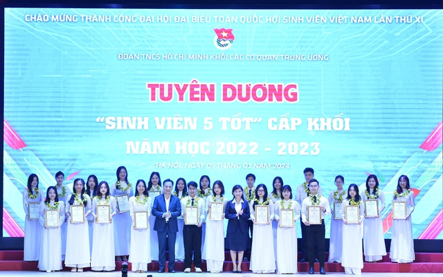 Tuyên dương 52 cá nhân đạt danh hiệu 'Sinh viên 5 tốt'- Ảnh 2.