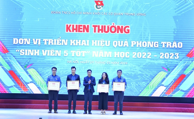 Tuyên dương 52 cá nhân đạt danh hiệu 'Sinh viên 5 tốt'- Ảnh 1.