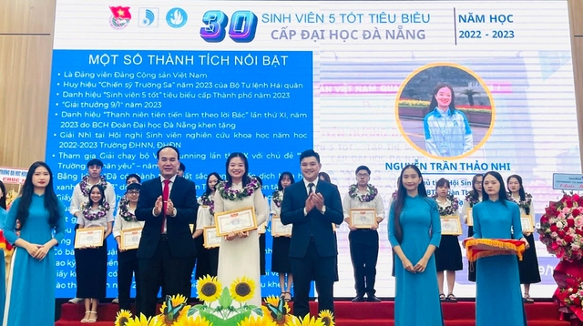 Sinh viên Đại học Đà Nẵng vui mừng nhận vé xe về quê đón tết- Ảnh 2.