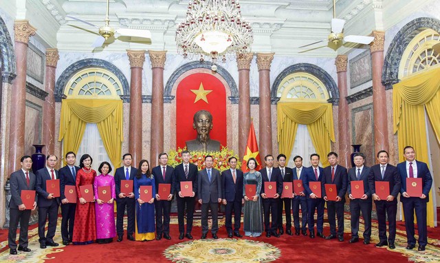 Chủ tịch nước Võ Văn Thưởng trao quyết định bổ nhiệm 18 đại sứ- Ảnh 1.