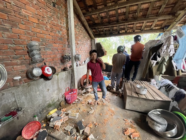 Máy bay rơi ở Quảng Nam: 'Nhà cửa giờ toàn mùi xăng dầu...'- Ảnh 2.