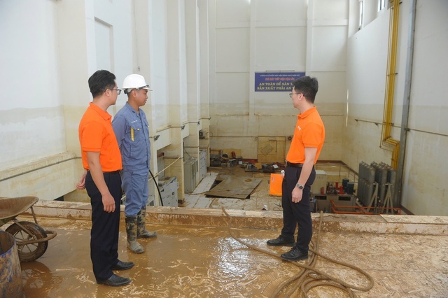 SHB đã nhanh chóng có mặt chia sẻ và ủng hộ, động viên tinh thần giúp các cán bộ công nhân viên thủy điện vượt qua giai đoạn khó khăn