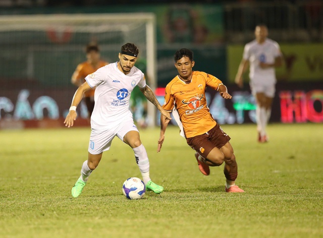 Lịch thi đấu vòng 4 V-League: Vì sao có 2 cặp đấu muộn hơn đến nửa tháng?- Ảnh 1.