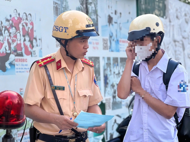 CSGT TP.HCM xử lý nhiều học sinh, sinh viên chạy xe không đội mũ bảo hiểm- Ảnh 2.