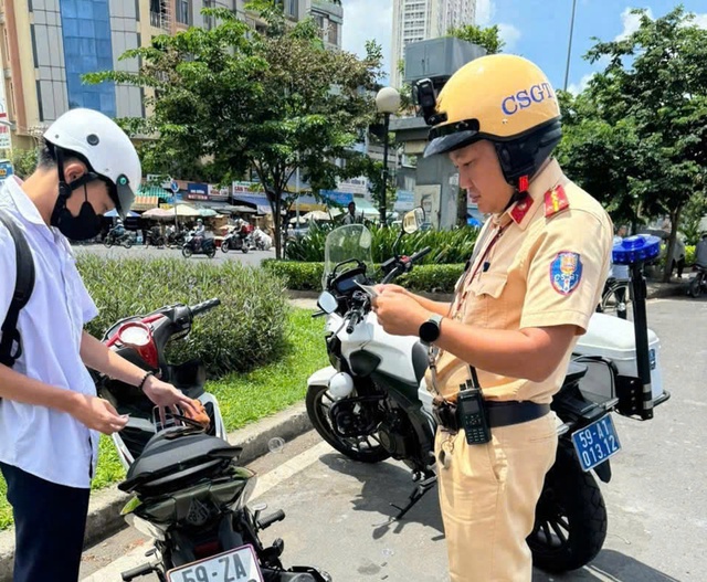 CSGT TP.HCM tăng cường kiểm tra, xử lý học sinh vi phạm luật giao thông- Ảnh 1.