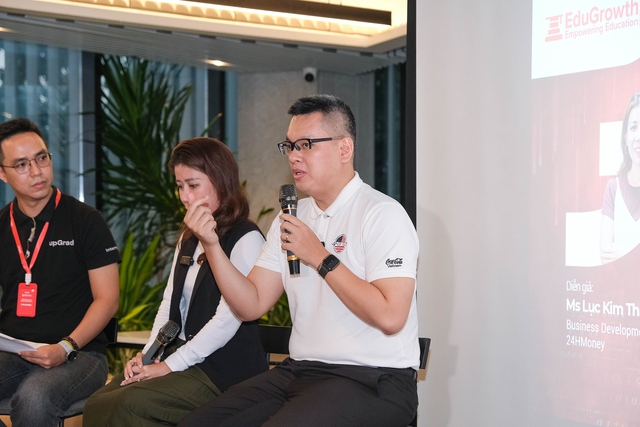 Diễn giả Lục Kim Thanh - Business Development Director tại 24HMoney và Tạ Hữu Hiển – Giảng viên tại Trường đại học Nguyễn Tất Thành chia sẻ về trải nghiệm học DBA Diễn giả Lục Kim Thanh - Business Development Director tại 24HMoney và Tạ Hữu Hiển – Giảng viên tại Trường đại học Nguyễn Tất Thành chia sẻ về trải nghiệm học DBA