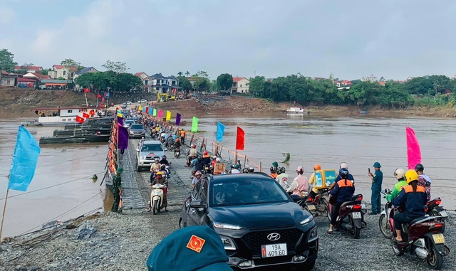 Lũ sông Hồng dâng cao, tạm thời cắt cầu phao Phong Châu- Ảnh 1.