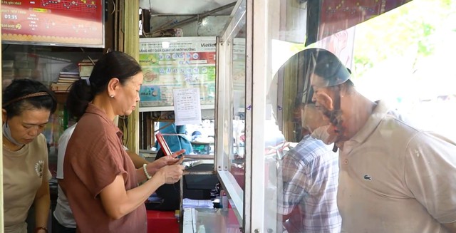 Bà chủ quầy vé số U70 ở chợ Đông Ba: ‘Mong muốn bán được vé trúng Jackpot’- Ảnh 1. Bà chủ quầy vé số U70 ở chợ Đông Ba: ‘Mong muốn bán được vé trúng Jackpot’- Ảnh 1.