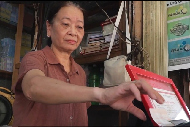 Bà chủ quầy vé số U70 ở chợ Đông Ba: ‘Mong muốn bán được vé trúng Jackpot’- Ảnh 2. Bà chủ quầy vé số U70 ở chợ Đông Ba: ‘Mong muốn bán được vé trúng Jackpot’- Ảnh 2.