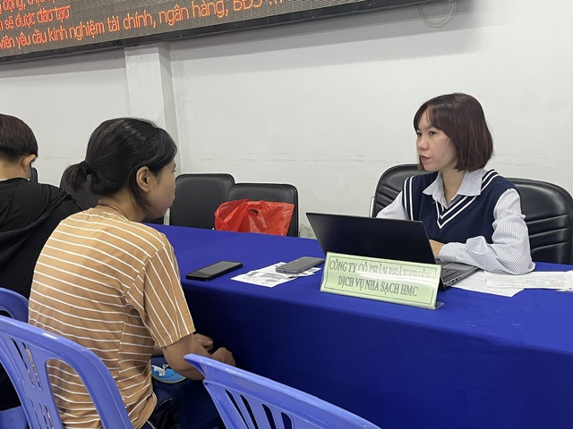 Hàng trăm người lao động xếp hàng tìm việc làm- Ảnh 2.