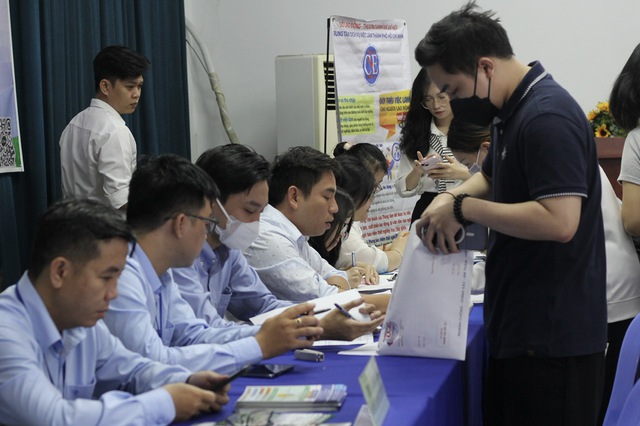 Hàng trăm người lao động xếp hàng tìm việc làm- Ảnh 1.