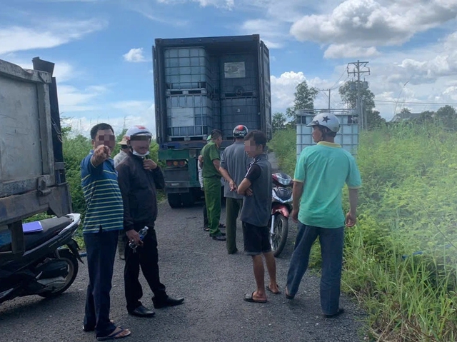Người dân bắt quả tang 2 xe container đổ trộm chất lỏng màu xanh ra suối- Ảnh 4.
