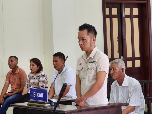 Vì sao tòa trả hồ sơ vụ chém người đêm giao thừa tại Long An?- Ảnh 1. Vì sao tòa trả hồ sơ vụ chém người đêm giao thừa tại Long An?- Ảnh 1.