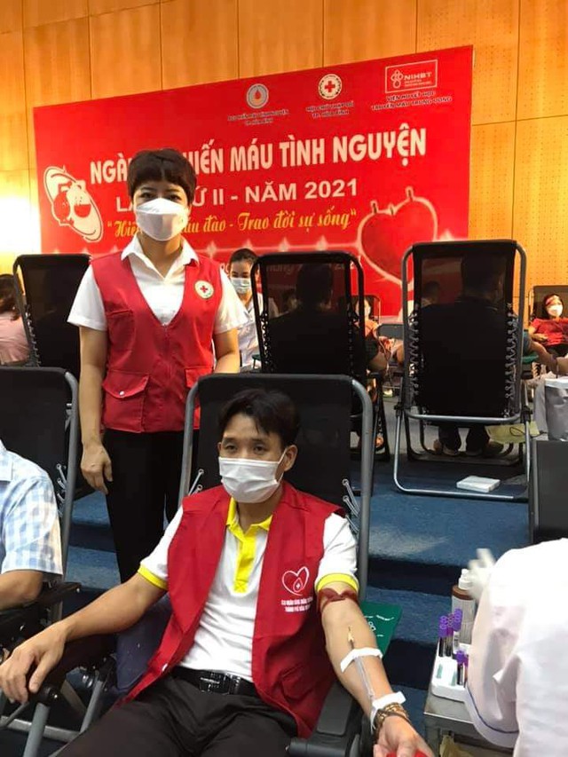 Người thắp ngọn lửa hồng hy vọng- Ảnh 1.
