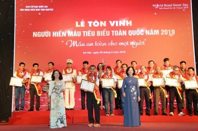 Thầy Hưng nhận bằng khen của Trung ương Hội Chữ thập đỏ