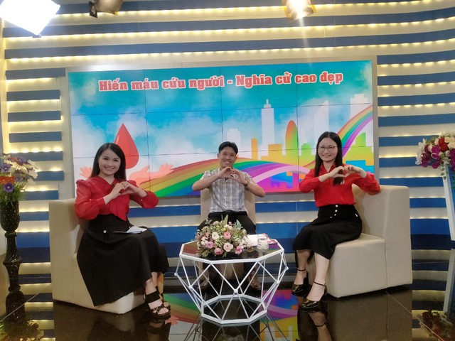 Thầy Hưng trong một chương trình của truyền hình Hòa Bình