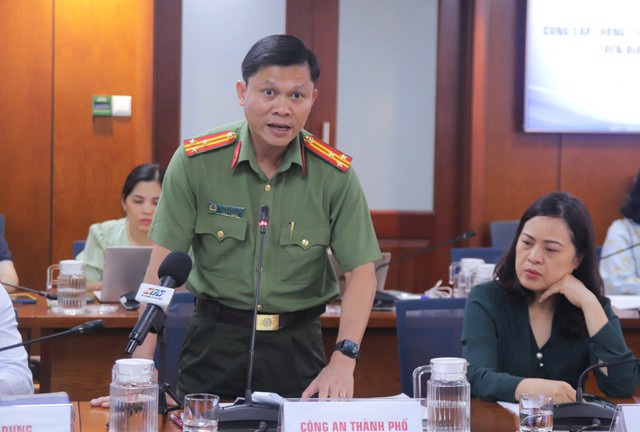Cẩn thận trò giả xe ôm công nghệ, chèo kéo khách trước sân bay Tân Sơn Nhất- Ảnh 1.