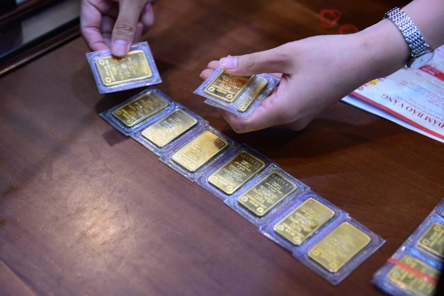 Biến động v&agrave;ng ng&agrave;y 10.10: Gi&aacute; v&agrave;ng miếng SJC quay đầu giảm nửa triệu đồng- Ảnh 1.