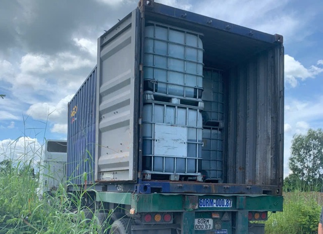 Người dân bắt quả tang 2 xe container đổ trộm chất lỏng màu xanh ra suối- Ảnh 1.