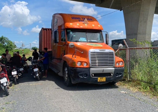 Người dân bắt quả tang 2 xe container đổ trộm chất lỏng màu xanh ra suối- Ảnh 3.