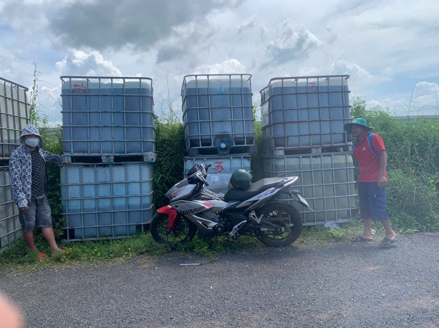 Vụ đổ trộm chất lỏng màu xanh ra suối: Tài nguyên khuyến cáo, công an vào cuộc- Ảnh 1.