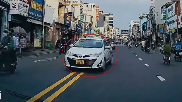 Phẫn nộ xe taxi chạy ẩu, lấn làn ép xe đi đúng luật phải tránh- Ảnh 1.