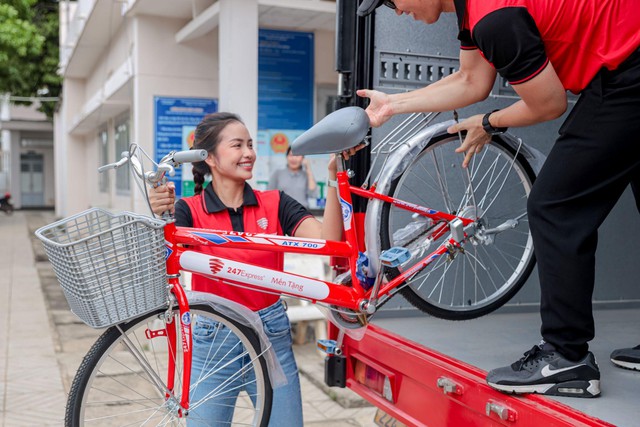 Chuyến xe 'Giao nắng, chuyển yêu thương': Ấm áp lan tỏa trên những vùng đất khó khăn - Ảnh 1.