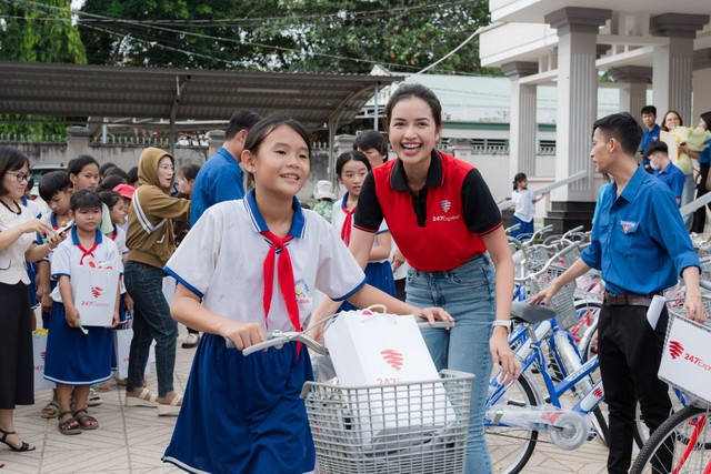 Chuyến xe 'Giao nắng, chuyển yêu thương': Ấm áp lan tỏa trên những vùng đất khó khăn - Ảnh 2.